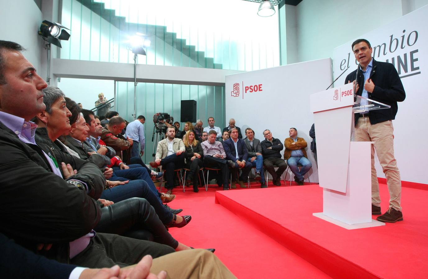 Pedro Sánchez visita León para homenajear a un militante