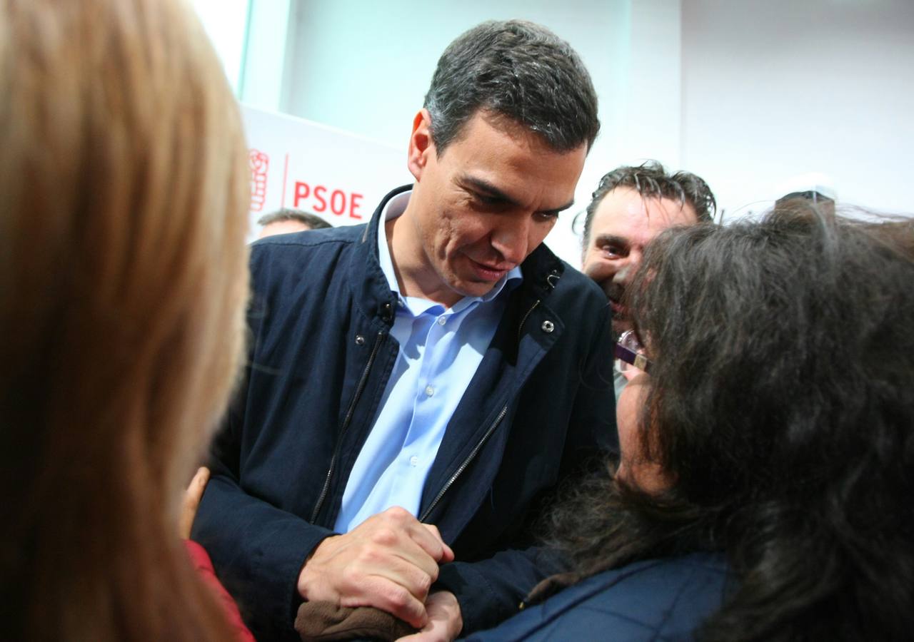 Pedro Sánchez visita León para homenajear a un militante