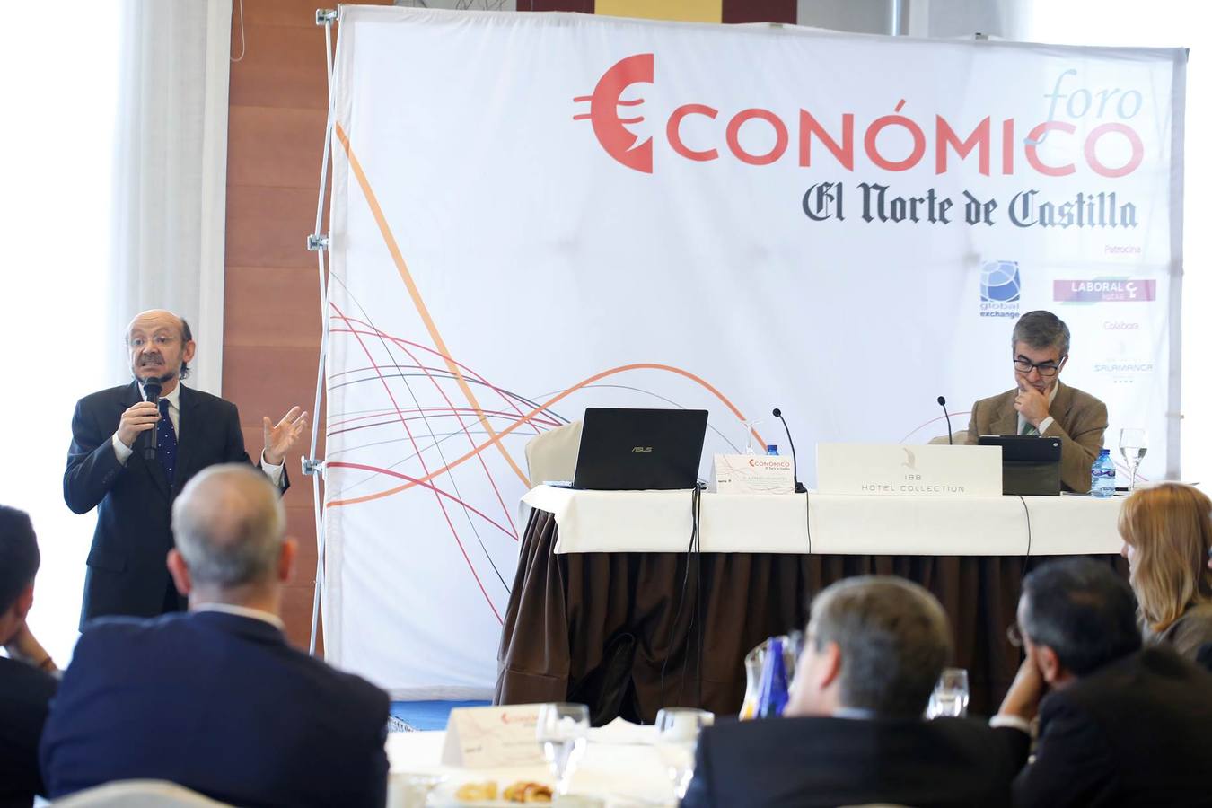 El profesor Alfredo Arahuetes en el Foro Económico de El Norte de Castilla en Salamanca