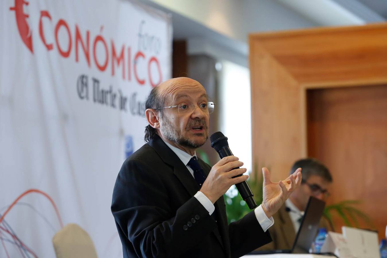 El profesor Alfredo Arahuetes en el Foro Económico de El Norte de Castilla en Salamanca