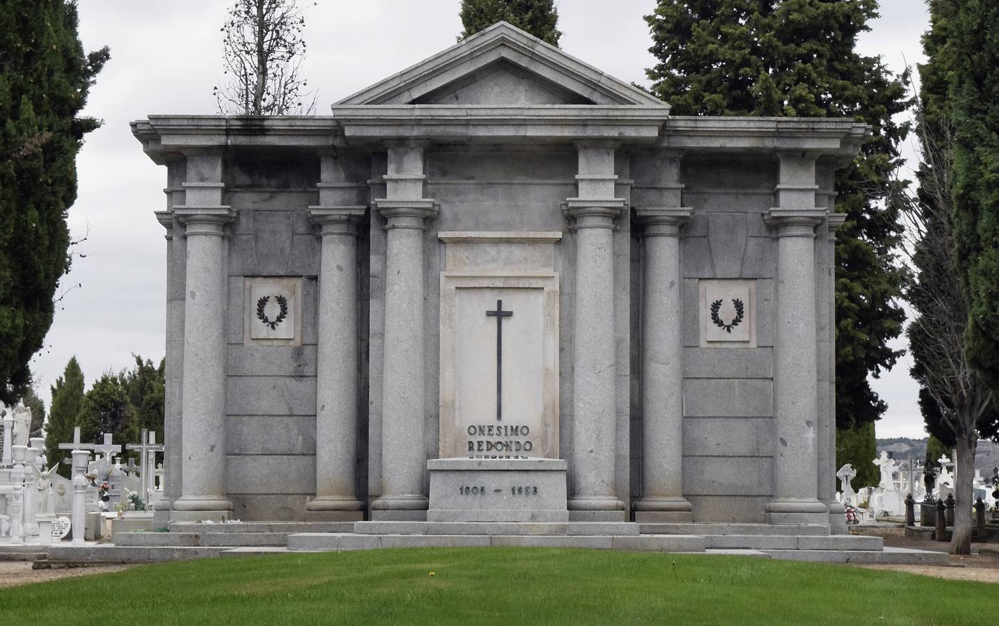 Preparativos para el Día de Todos los Santos en el cementerio de El Carmen de Valladolid