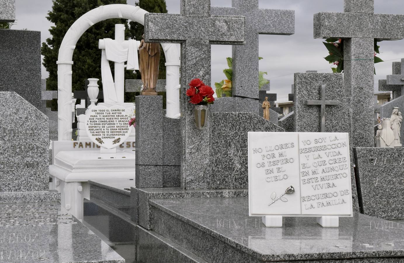 Preparativos para el Día de Todos los Santos en el cementerio de El Carmen de Valladolid