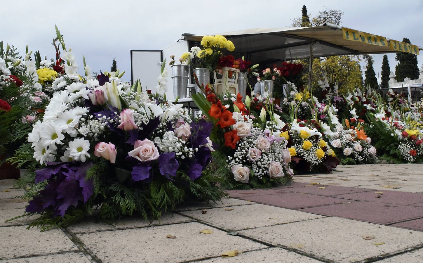 Preparativos para el Día de Todos los Santos en el cementerio de El Carmen de Valladolid