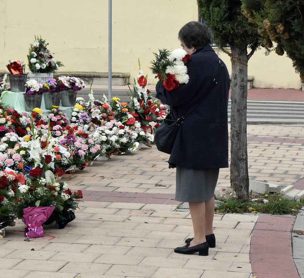 Preparativos para el Día de Todos los Santos en el cementerio de El Carmen de Valladolid