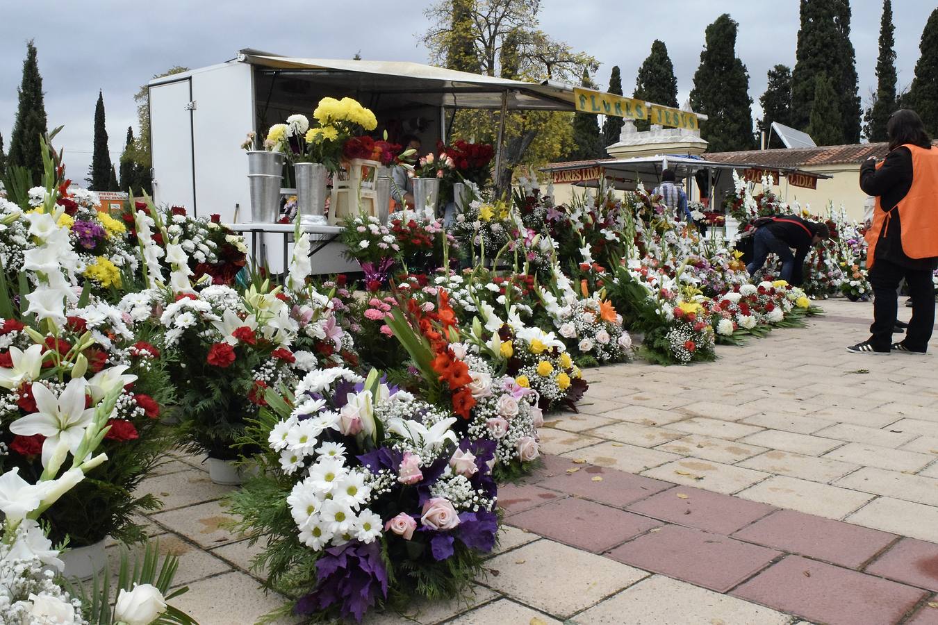 Preparativos para el Día de Todos los Santos en el cementerio de El Carmen de Valladolid