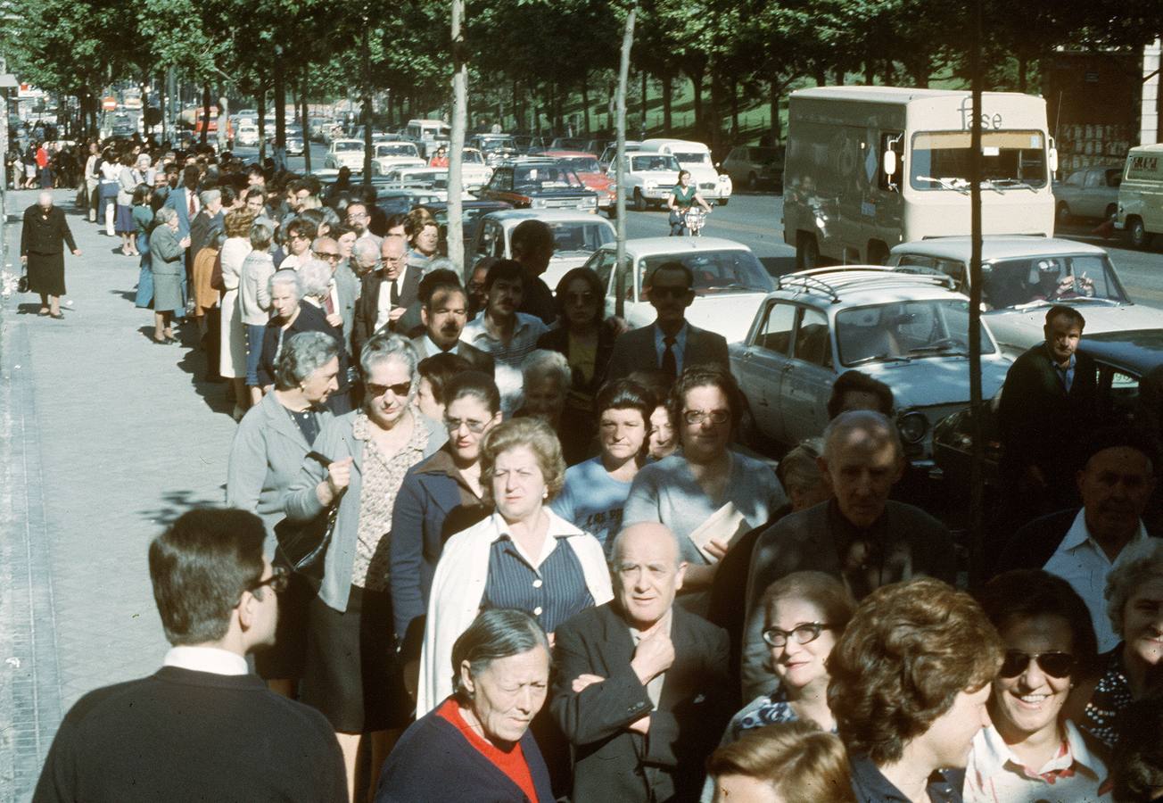 15.06.1977 Desde primeras horas de la mañana los colegios electorales de Madrid, registraron mucha afluencia de votantes.