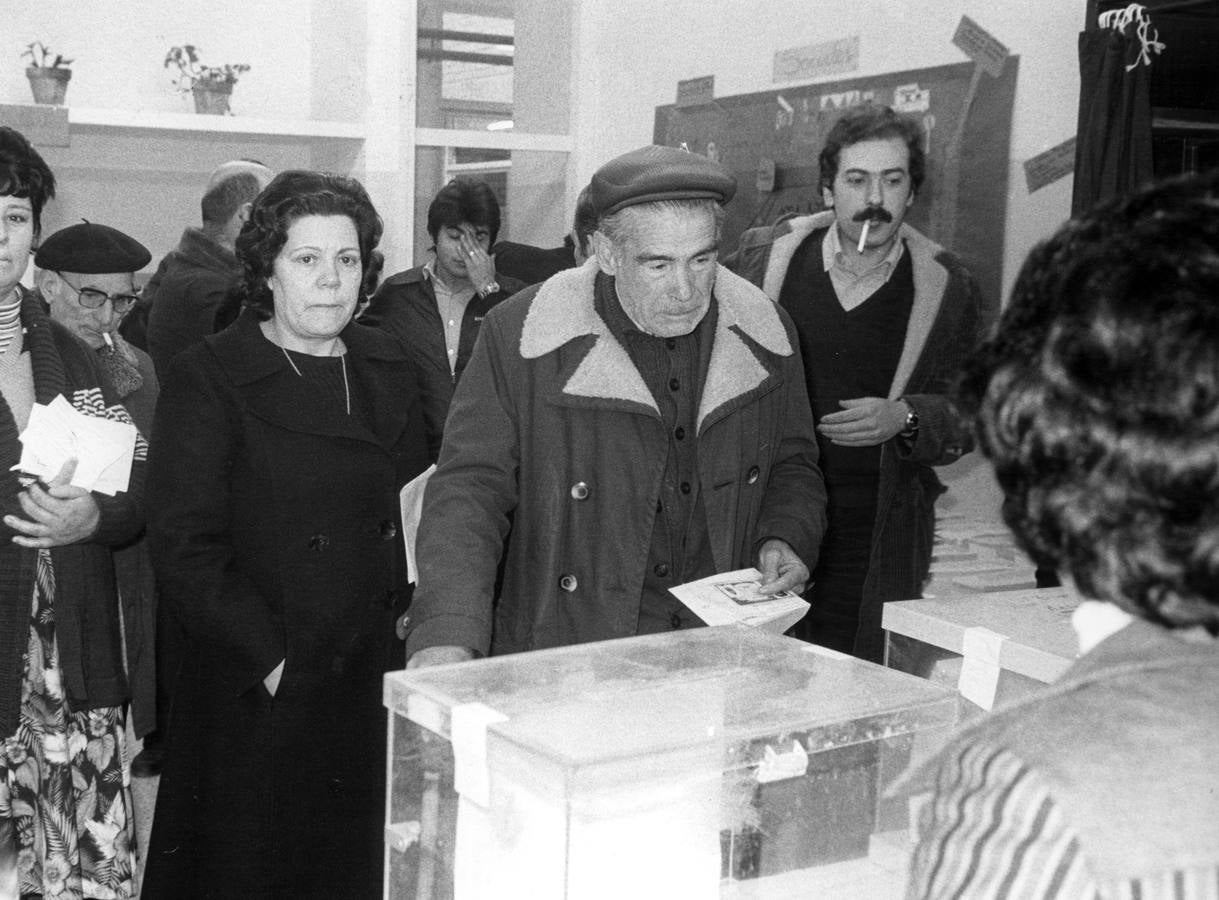 01.03.1979 Un anciano deposita su voto en un colegio electoral de Barcelona.