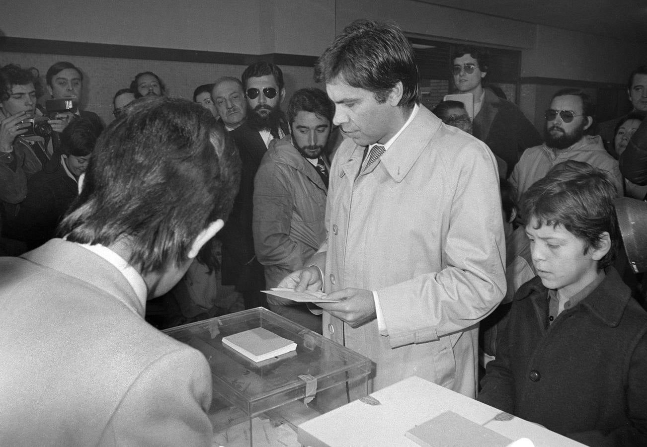 01.03.1979 El secretario general del PSOE, Felipe González, vota en el colegio electoral situado en la calle Pez Austral, en Madrid.
