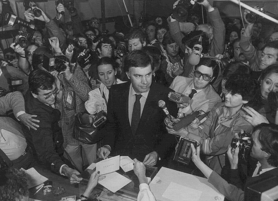 28.10.1982 El líder socialista, Felipe González, en el momento de depositar su voto.