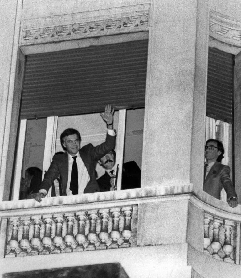 28.10.1982 Felipe González y Alfonso Guerra saludan desde uno de los balcones del hotel Palace a los seguidores y simpatizantes del PSOE, tras conseguir el triunfo en las elecciones generales.