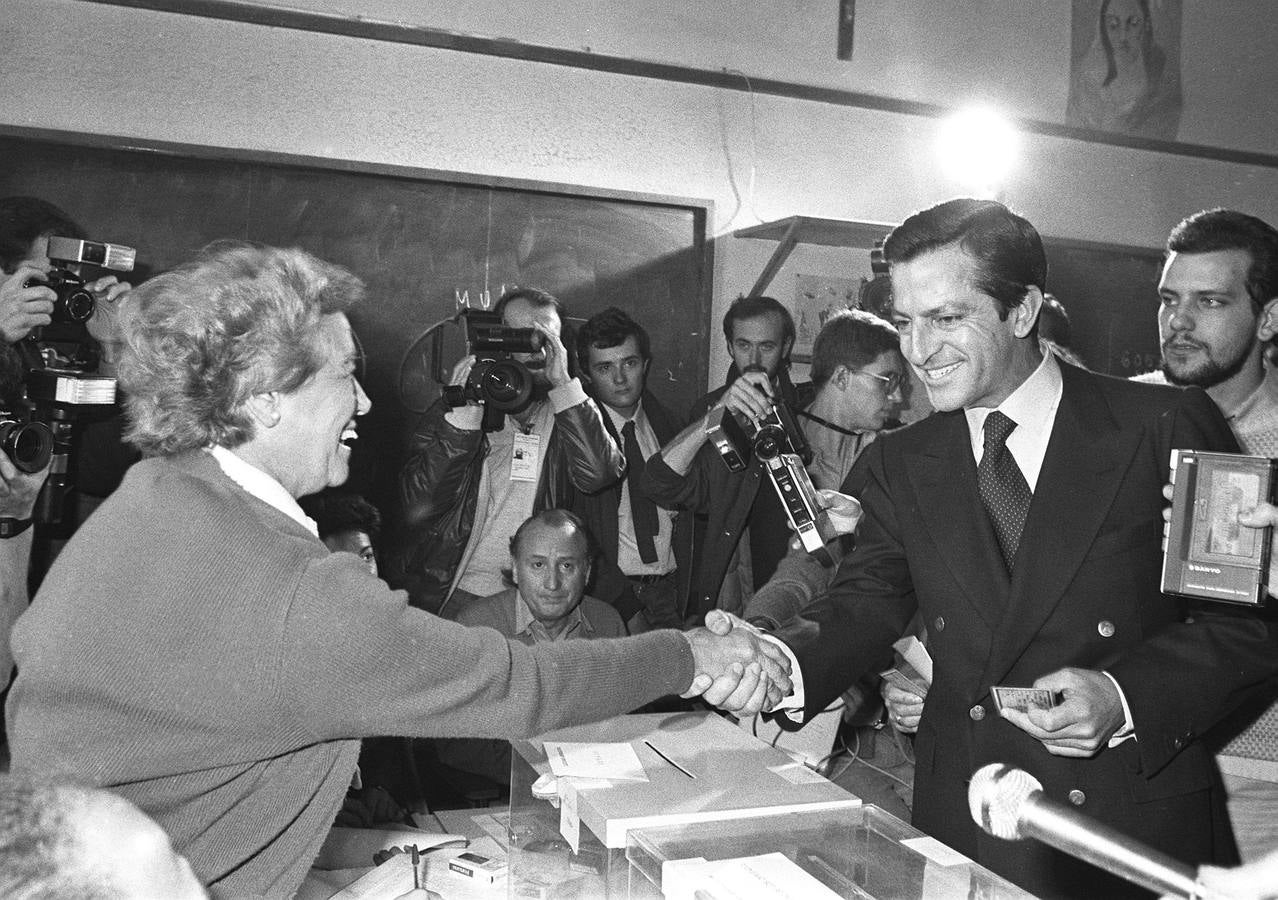 28.10.1982 Adolfo Suárez, líder del CDS, saluda a los componentes de la mesa electoral tras depositar su voto.