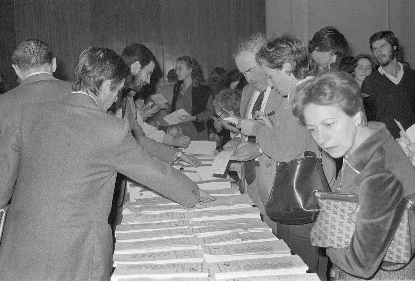 28.10.1982 Los ciudadanos escogen las candidaturas de su preferencia en un colegio electoral de Barcelona.