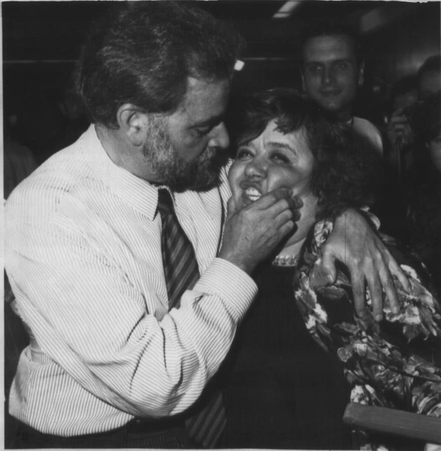 29.10.1989  El secretario general de Izquierda Unida, Julio Anguita, y Cristina Almeida, candidata al Congreso por este partido, se felicitan efusivamente tras conocer los resultados electorales.