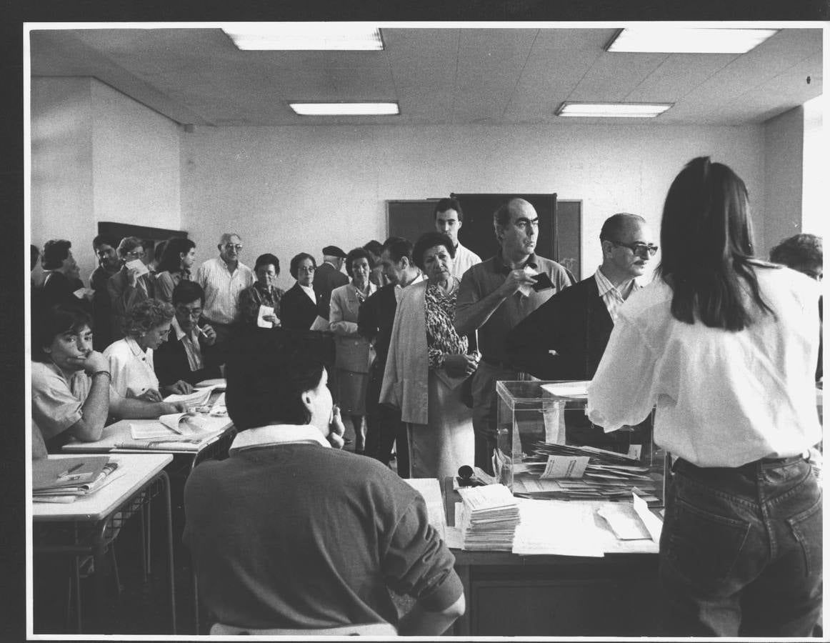 29.10.1989 Los electores hacen cola para depositar sus votos.