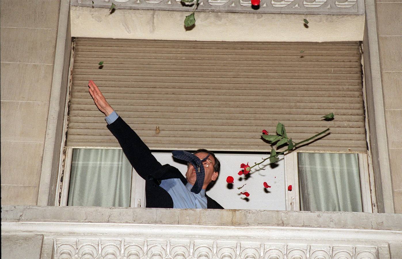 06.06.1993 El vicesecretario general del PSOE, Alfonso Guerra, saluda a los simpatizantes que se congregaron esta noche frente al hotel madrileño desde donde siguieron los resultados a las elecciones generales celebradas hoy en el país.