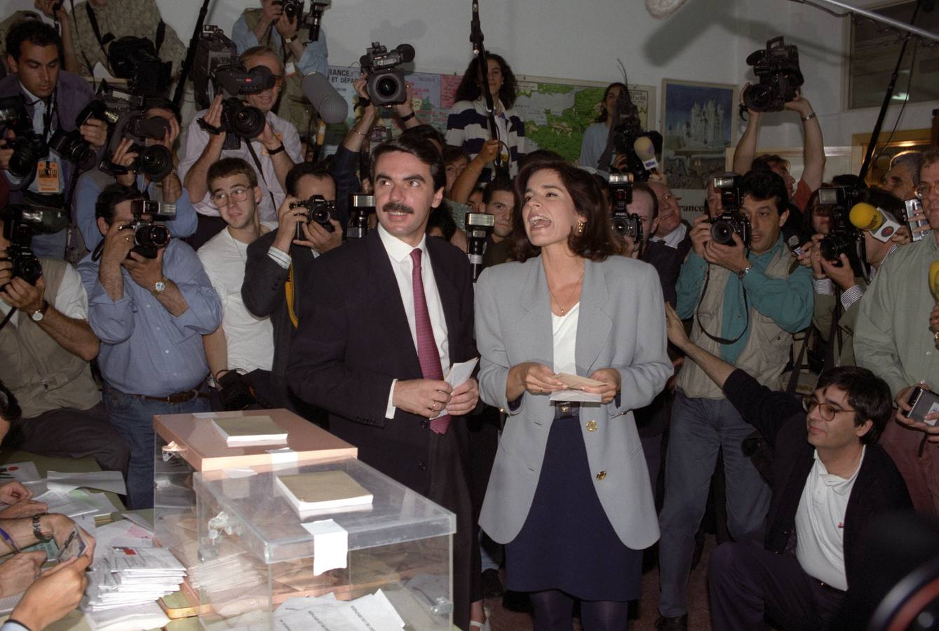 06.06.1993 El candidato del Partido Popular a la presidencia del gobierno, José María Aznar, y su esposa Ana Botella, votando esta mañana en el instituto Conde de Orgaz del distrito de Hortaleza.