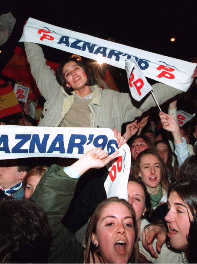 03.03.1996 Jóvenes celebran la victoria del Partido Popular.