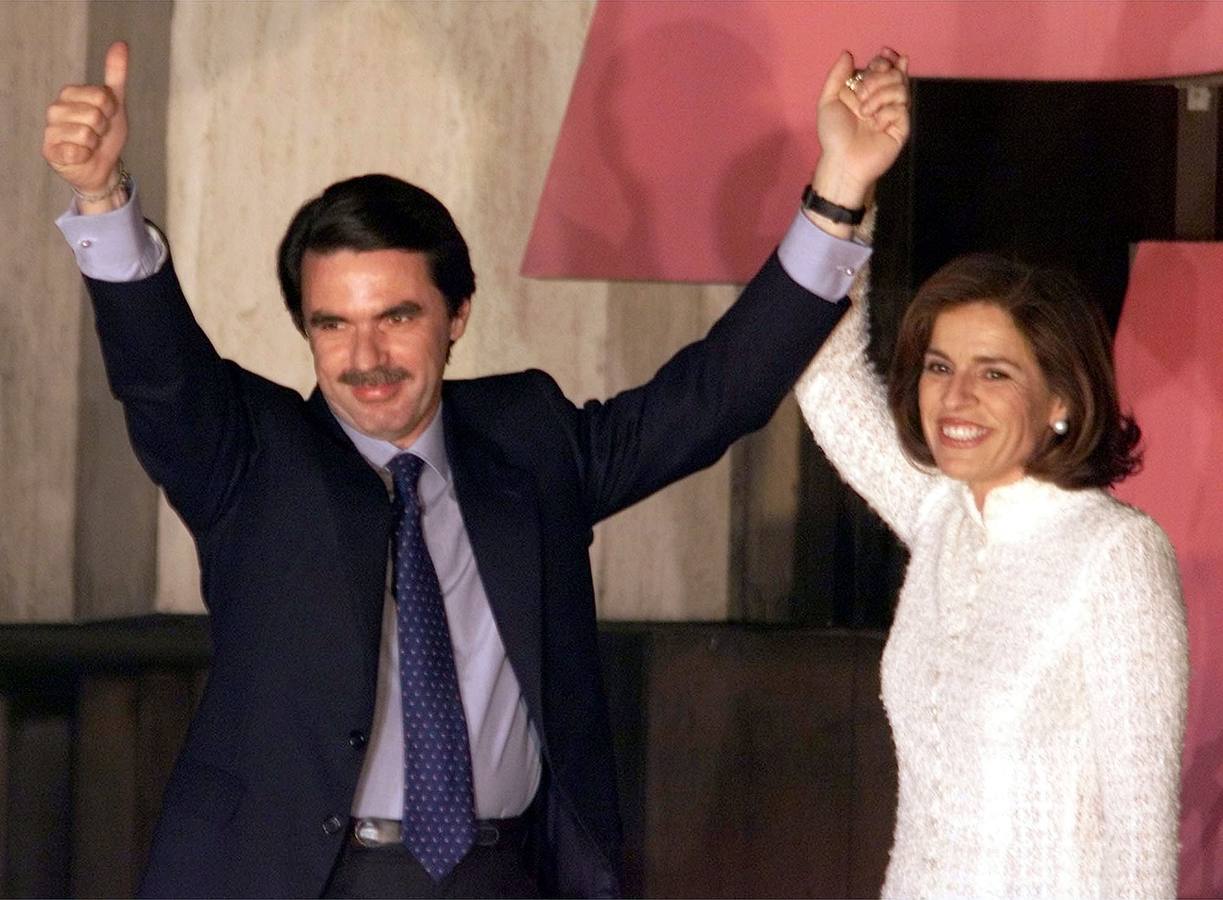 12.03.2000 José María Aznar y su esposa, Ana Botella, saludan a sus seguidores desde la balconada de la sede de la calle Génova (Madrid).