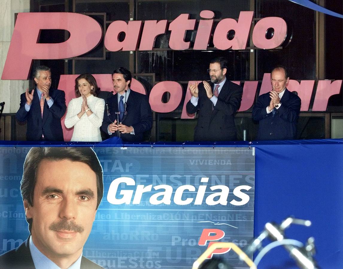 12.03.2000 Javier Arenas, Ana Botella, José María Aznar, Mariano Rajoy y Rodrigo Rato (de i a d), saludan a los simpatizantes del PP desde el balcón de la calle Génova.
