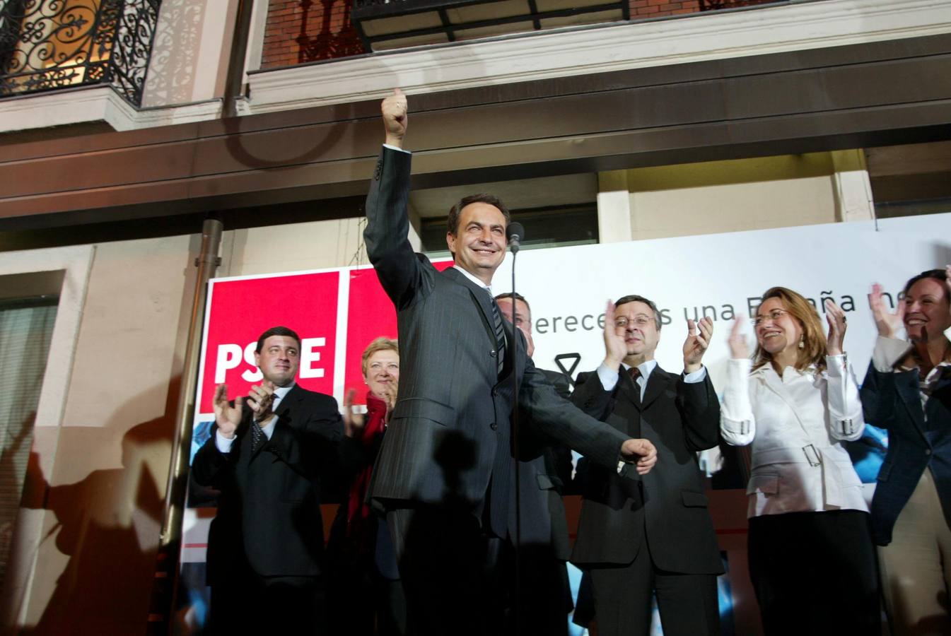 15.03.2004 El candidato socialista a la presidencia del Gobierno, José Luis Rodríguez Zapatero, celebra la victoria del PSOE en las elecciones generales.