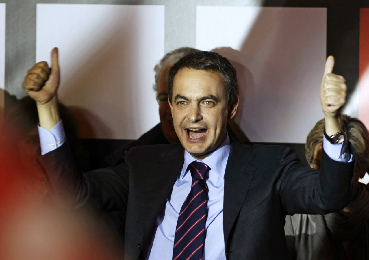 09.03.2008 José Luis Rodríguez Zapatero, candidato del PSOE a la reelección como presidente, acompañado de varios dirigentes del partido, celebra el triunfo electoral con los militantes y simpatizantes congregados ante la sede de Ferraz.