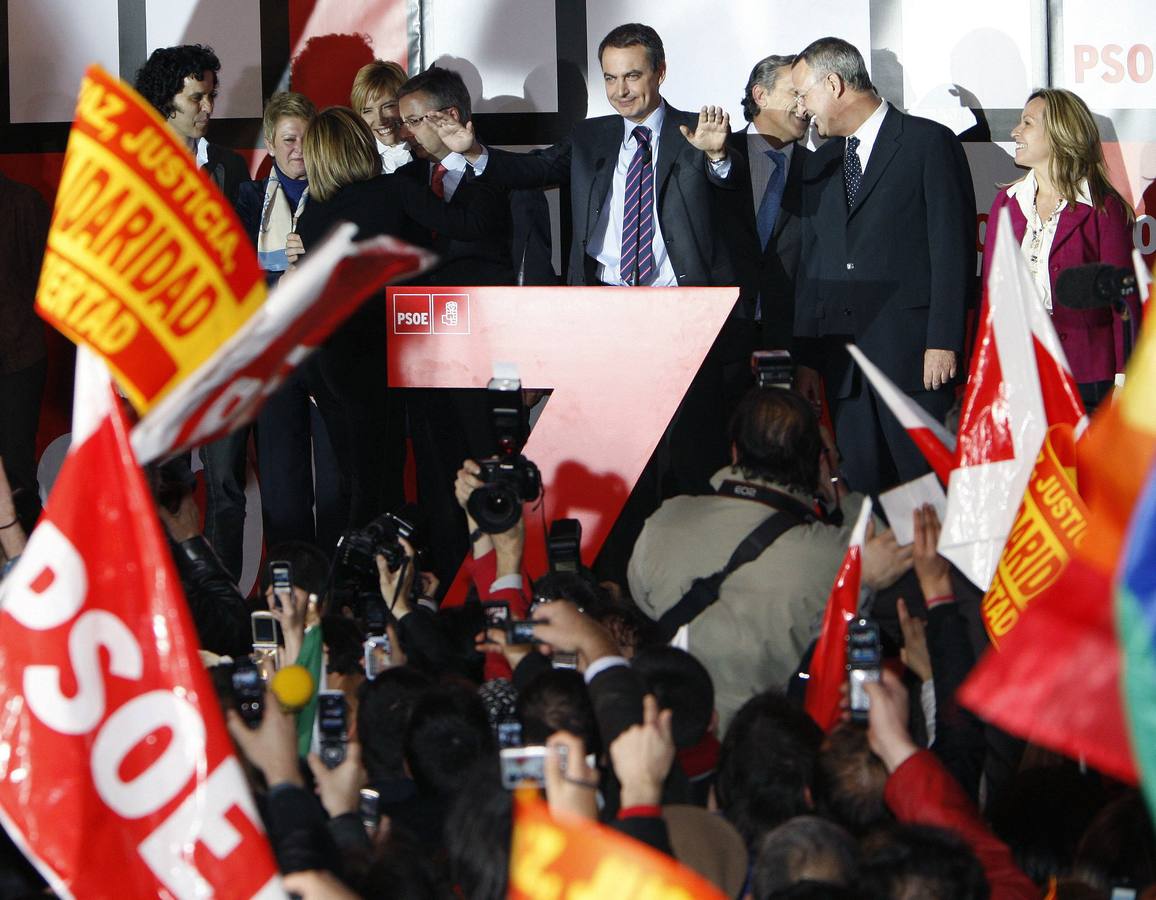 09.03.2008 José Luis Rodríguez Zapatero, candidato del PSOE a la reelección como presidente, acompañado de José Blanco, secretario de Organización, y otros dirigentes, celebra el triunfo electoral con los militantes y simpatizantes congregados ante la sede del partido en la calle Ferraz de Madrid.