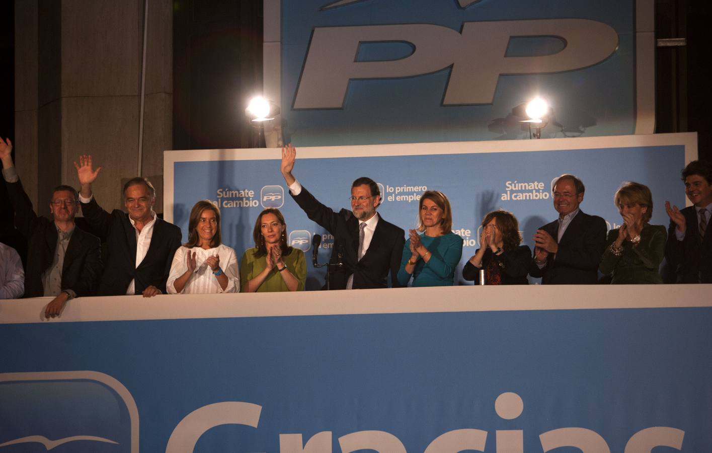 20.11.2001 Mariano Rajoy, acompañado de la cúpula del PP,  saluda a sus simpatizantes desde el balcón de la sede nacional del PP.