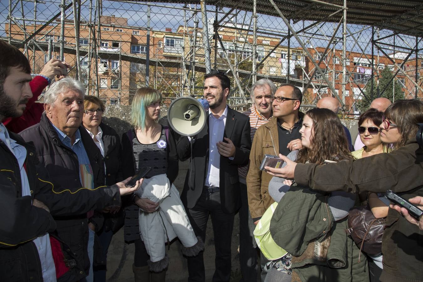 Alberto Garzón visita las obras de la pasarela del barrio de Pilarica (Valladolid)