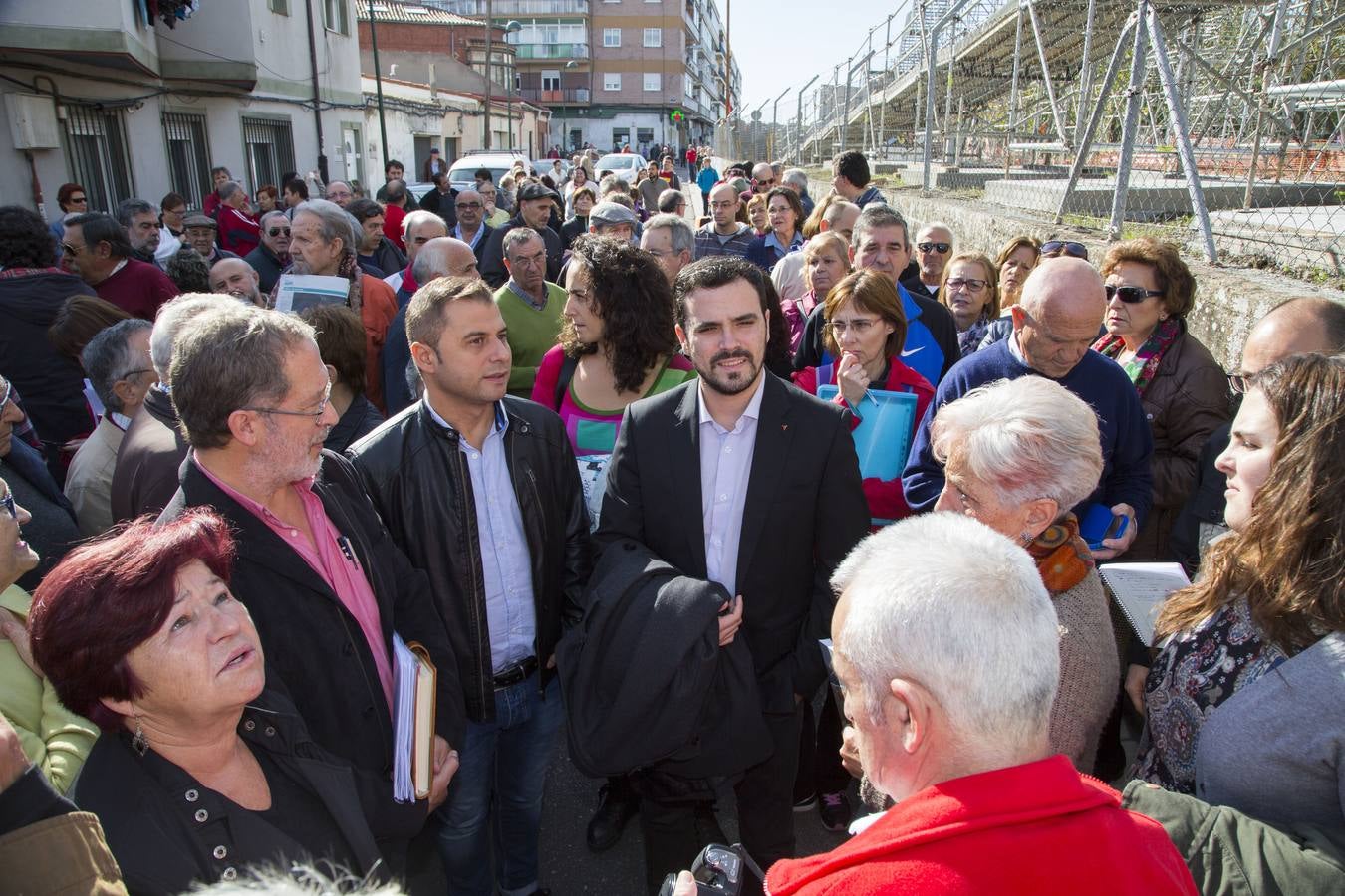 Alberto Garzón visita las obras de la pasarela del barrio de Pilarica (Valladolid)