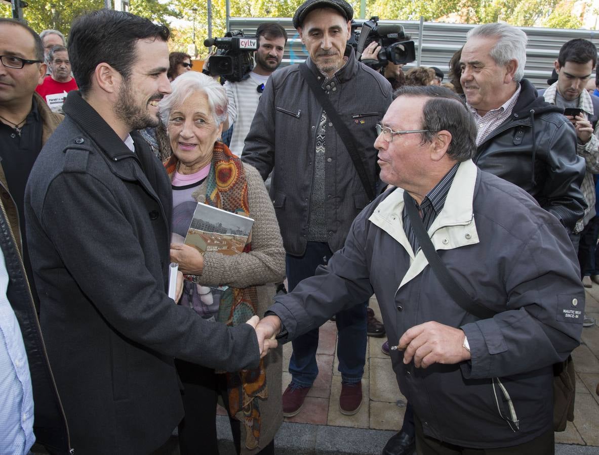 Alberto Garzón visita las obras de la pasarela del barrio de Pilarica (Valladolid)