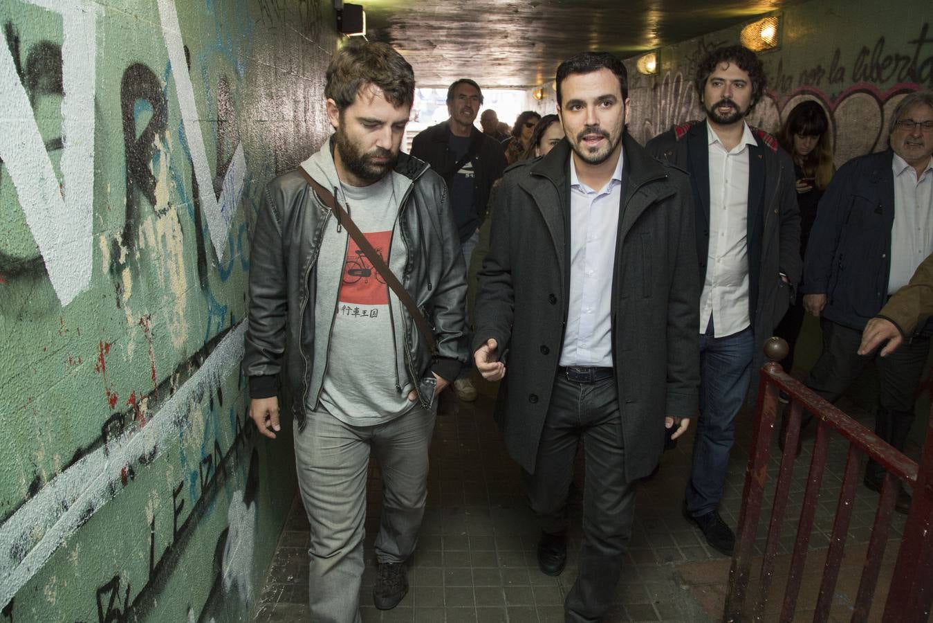 Alberto Garzón visita las obras de la pasarela del barrio de Pilarica (Valladolid)