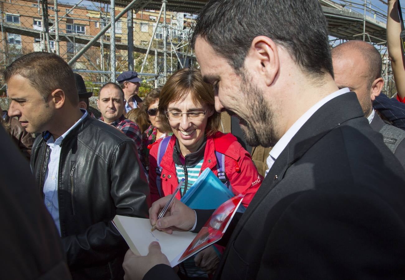 Alberto Garzón visita las obras de la pasarela del barrio de Pilarica (Valladolid)