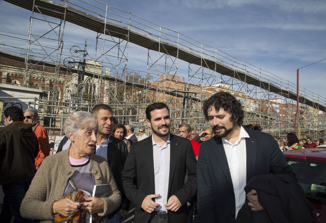 Alberto Garzón visita las obras de la pasarela del barrio de Pilarica (Valladolid)
