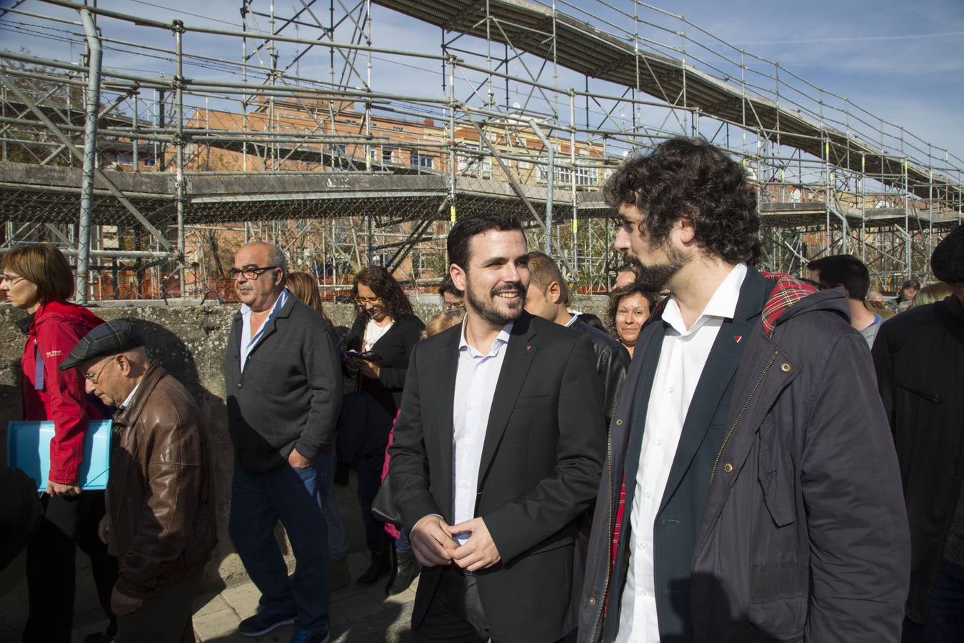 Alberto Garzón visita las obras de la pasarela del barrio de Pilarica (Valladolid)