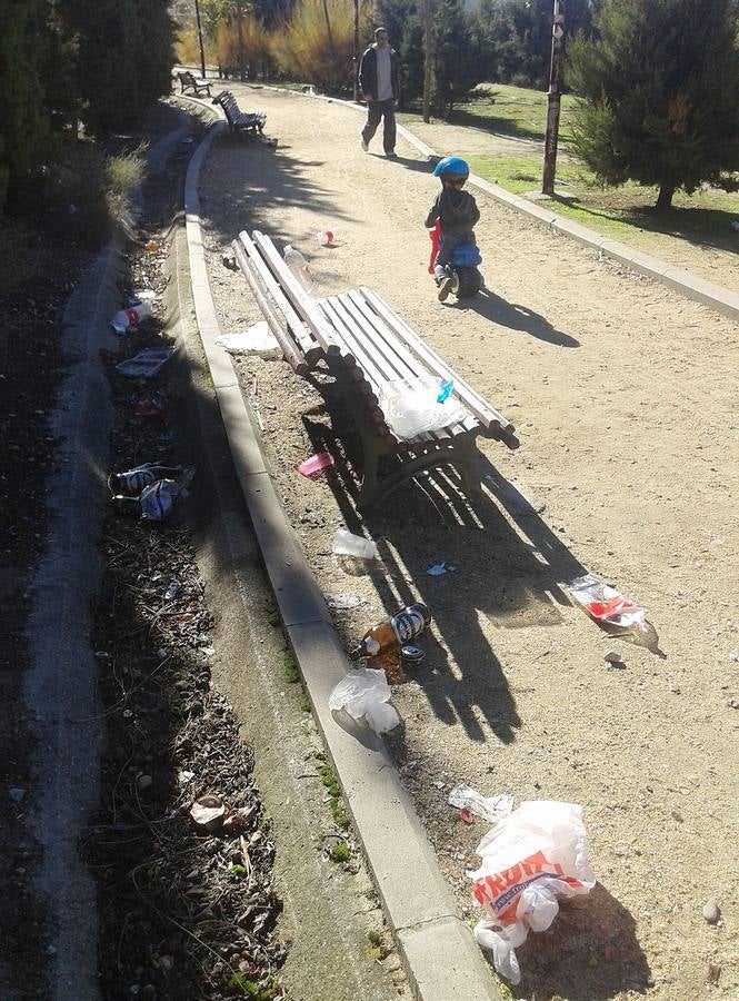 Restos de botellón en Parquesol