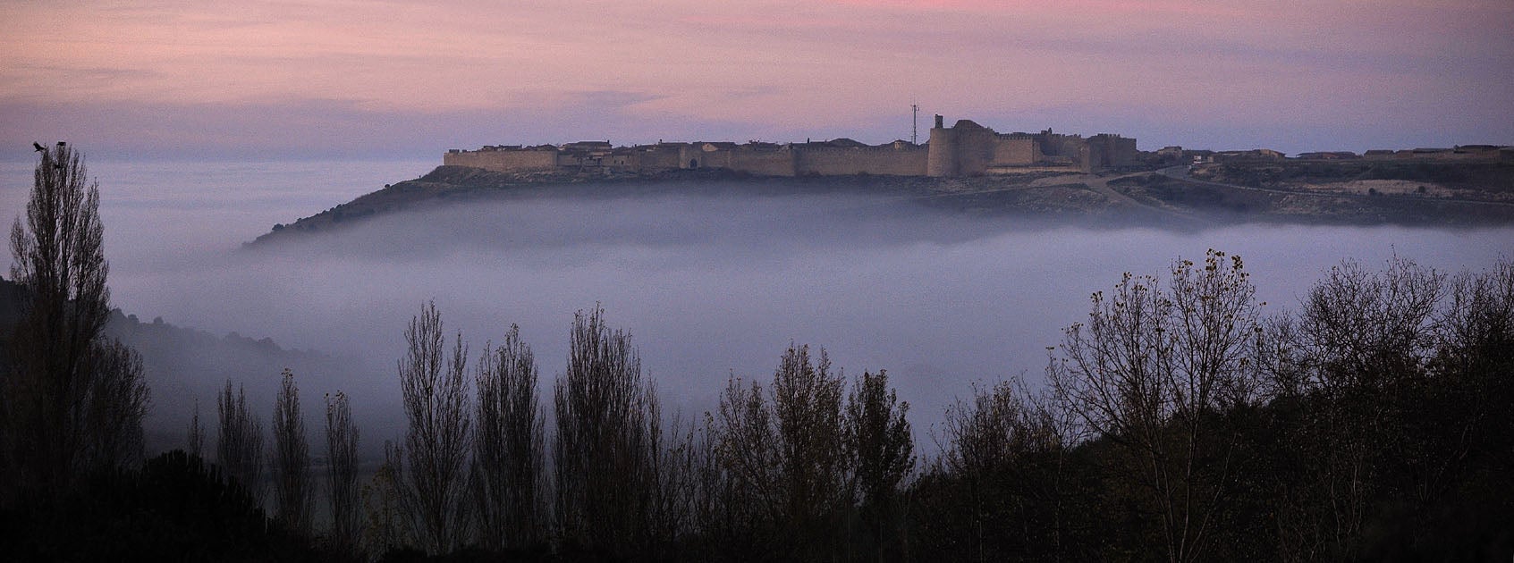 La localidad vallisoletana de Urueña con niebla.
