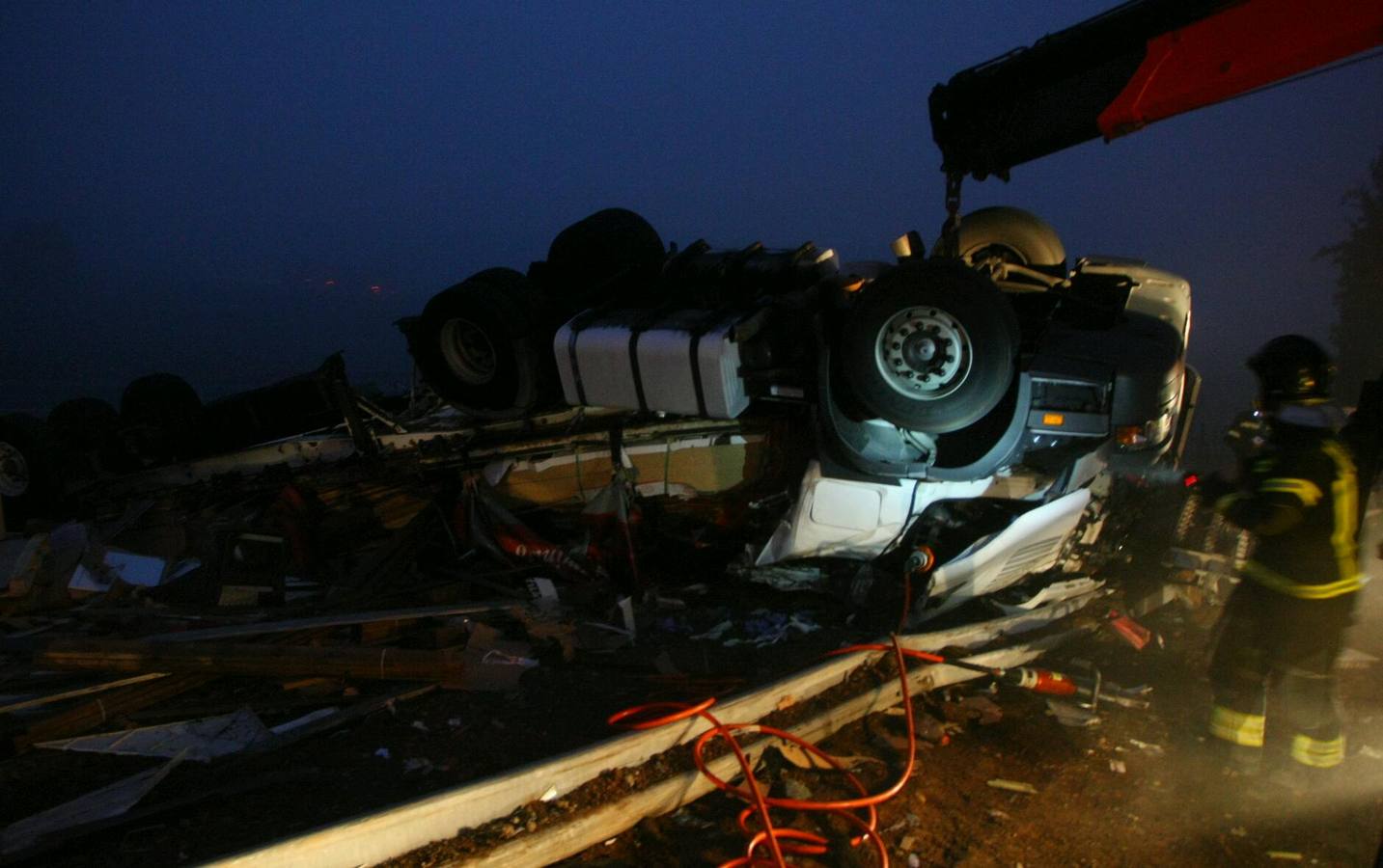 Accidente de un camión en la salida 387 de la autovía A6 en Ponferrada