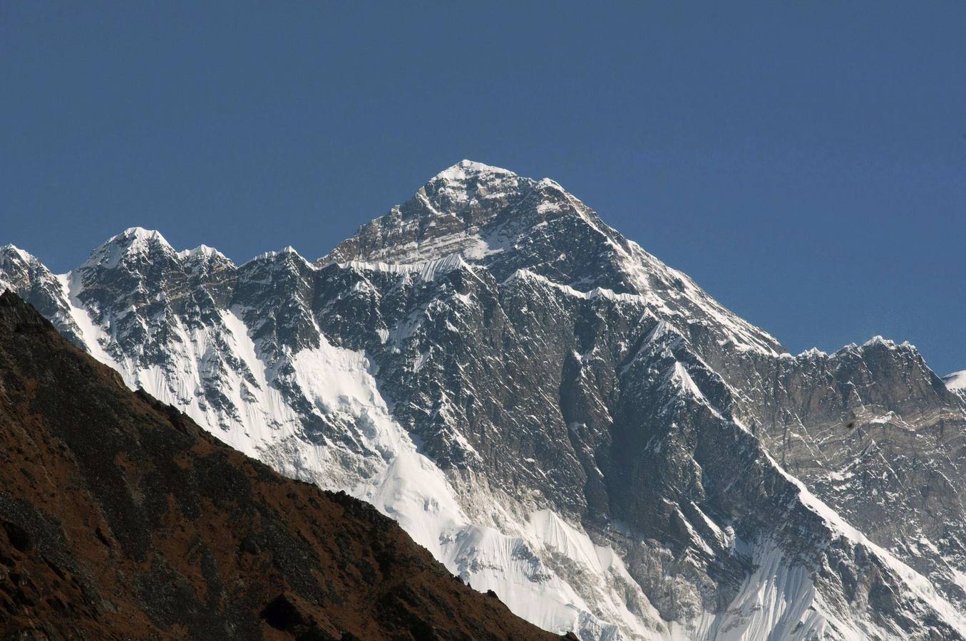 01 Everest. Es la montaña más alta del mundo con una altura de 8.848 metros sobre el nivel del mar. Está localizada en el Himalaya, en el continente asiático, y marca la frontera entre Nepal y China. La montaña fue nombrada en honor de George Everest, geógrafo galés, en 1865.