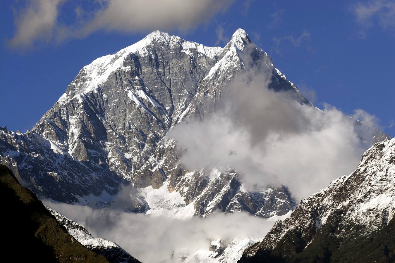 07 Dhaulagiri. El macizo del Dhaulagiri en Nepal se extiende a lo largo de 120 km desde el río Gandaki, al oeste, hasta el curso del río Bheri. El macizo se haya rodeado por el norte y el sudoeste por los afluentes del Bheri y al sureste por Myagdi Khola. El Dhaulagiri I, con 8.167 msnm ocupa el séptimo lugar entre los catorce picos de más de ocho mil metros de la Tierra. Fue escalado por primera vez el 13 de mayo de 1960 por una expedición suiza / austriaca / nepalí.
