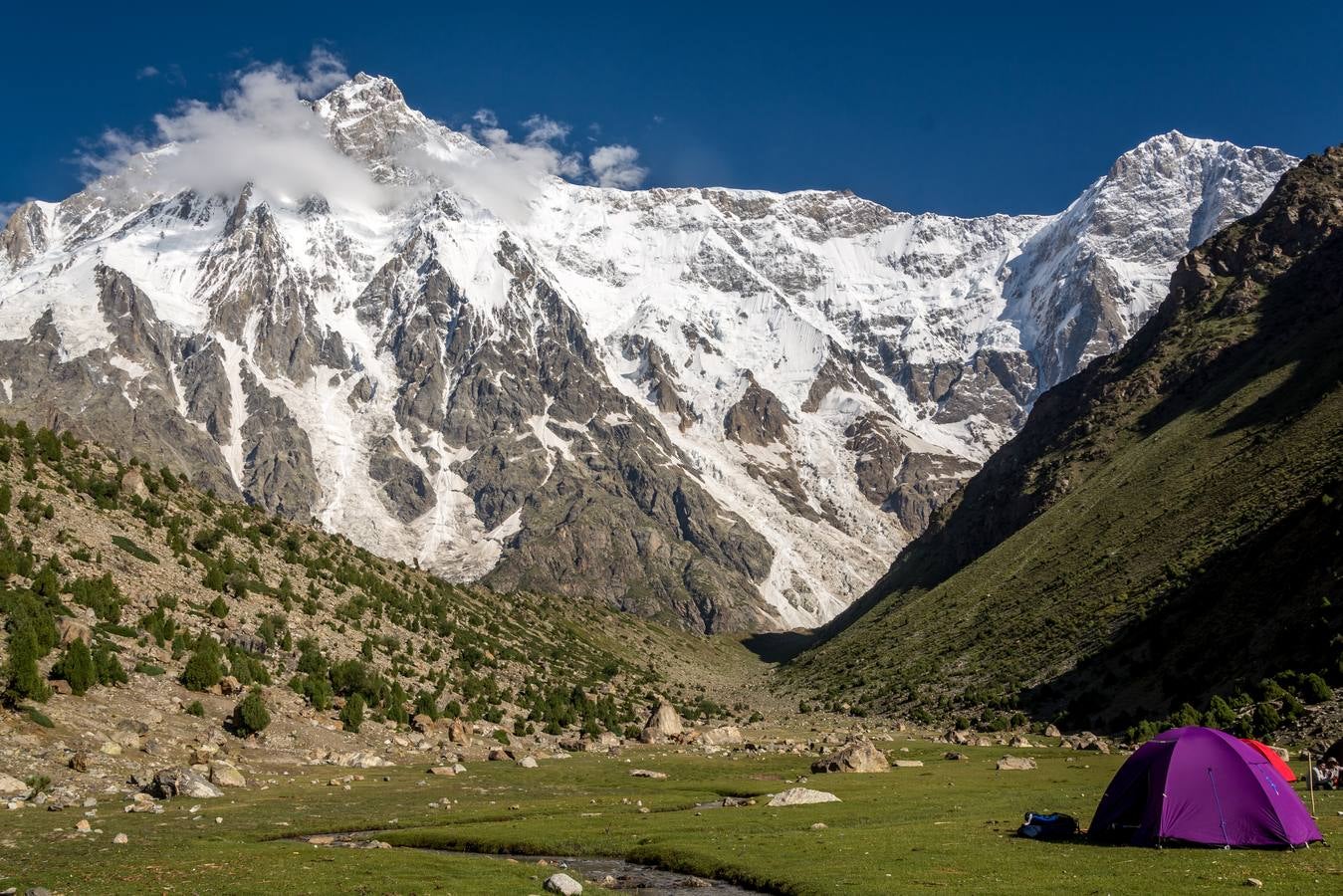 09 Nanga Parbat. Es la novena montaña más alta del mundo con 8.125 msnm y la segunda más alta de Pakistán. Su nombre se debe al hecho de que es una montaña muy aislada y separada del resto, por lo que la zona superior con nieves perpetuas destaca notablemente en el paisaje circundante.Debido al casi constante mal tiempo habitual en el Himalaya, es junto al K2 la única montaña que no ha sido escalada en temporada invernal.