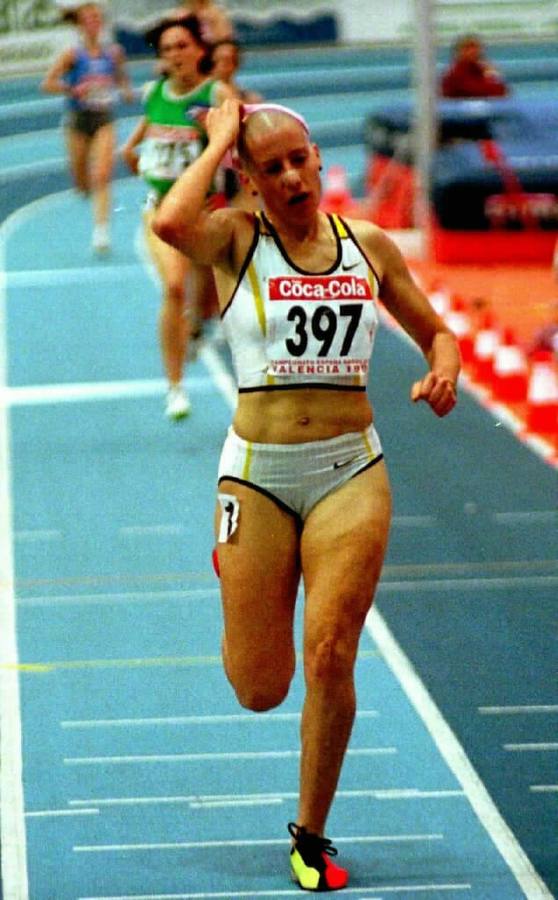 15.02.98 Marta Domínguez entra en meta proclamándose campeona de España en 3000 m femeninos en el Campeonato Nacional de Atletismo en pista cubierta.