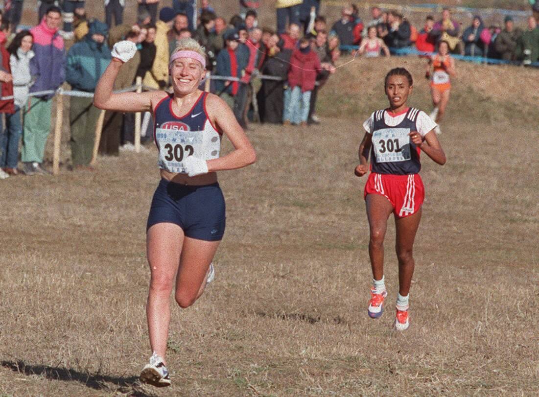 10.01.99 Marta Domínguez levanta el brazo para celebrar su triunfo en el Cross de Reyes 1999.