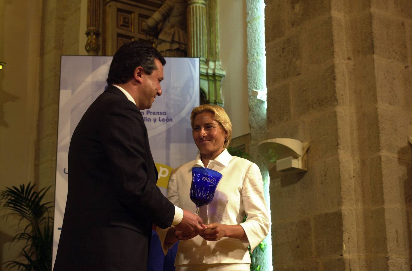 04.06.01 Andrés Martín entrega a Marta Domínguez su premio por ser olímpica durante la Gala Regional del Deporte celebrada en la iglesia de la Encarnación de Zamora.