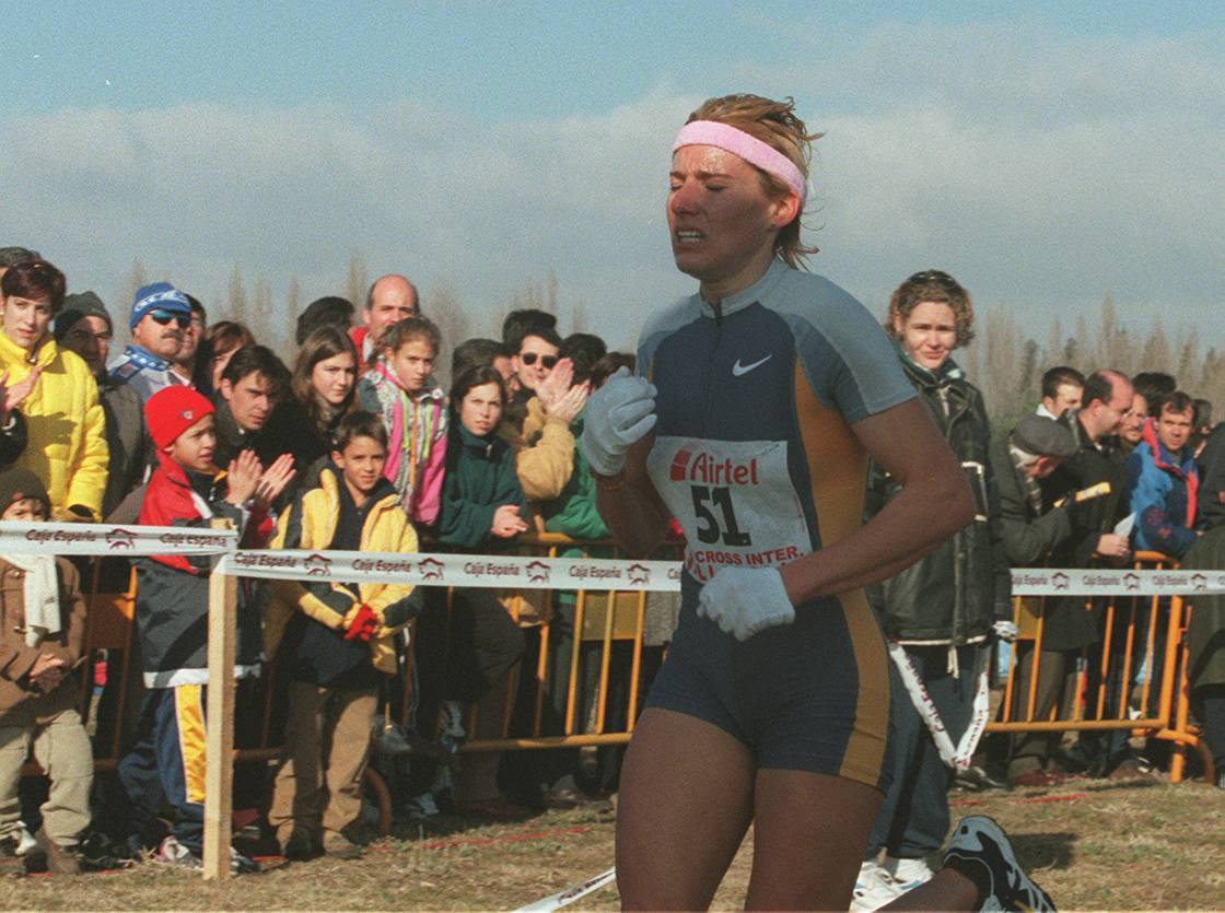 23.01.00 La atleta palentina Marta Domínguez refleja el sufrimiento en los últimos metros de la carrera del XIII Cross Internacional Ciudad de Valladolid.