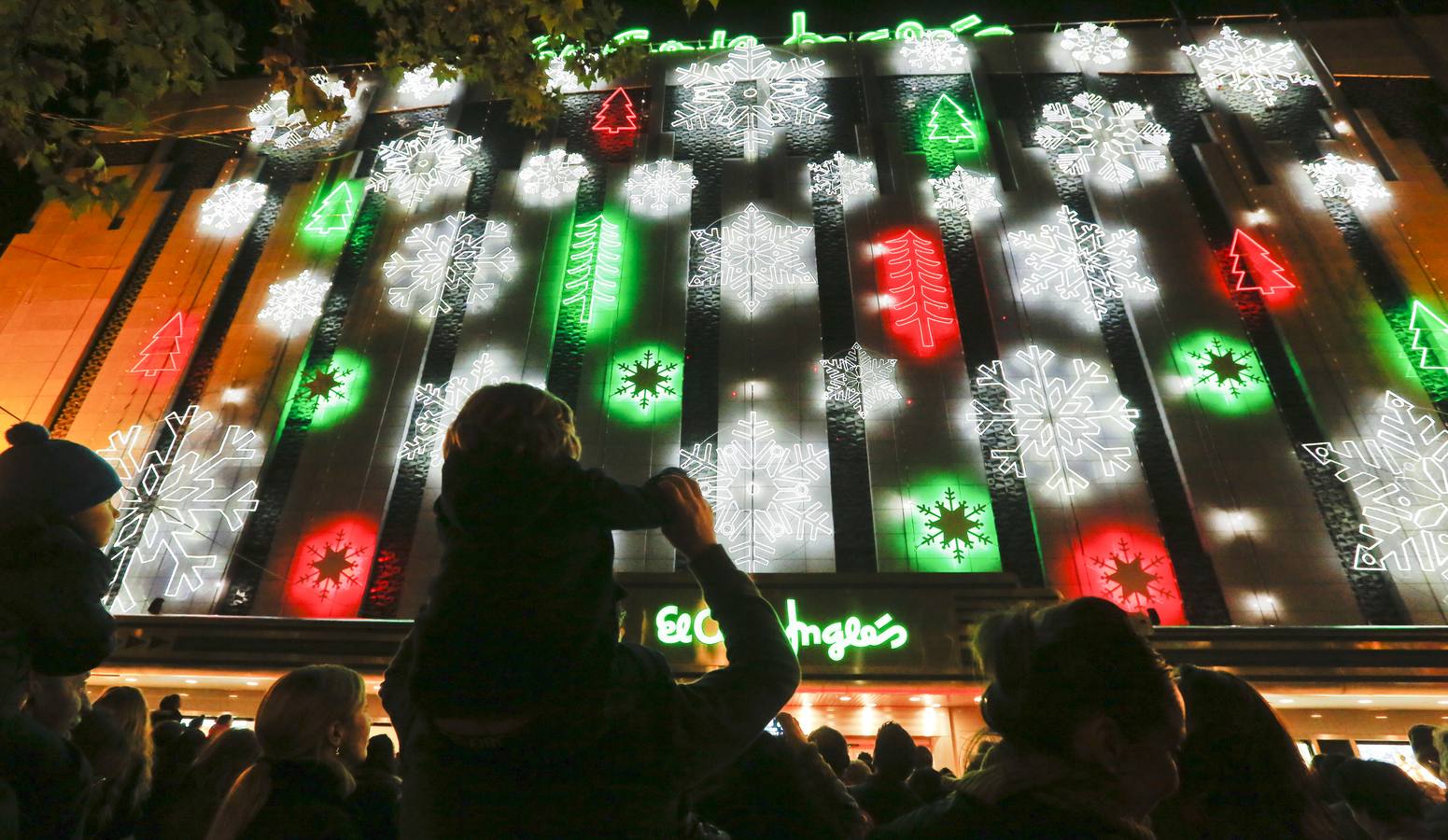 El Corte Inglés inauguró la decoración navideña de su fachada el pasado viernes día 20.