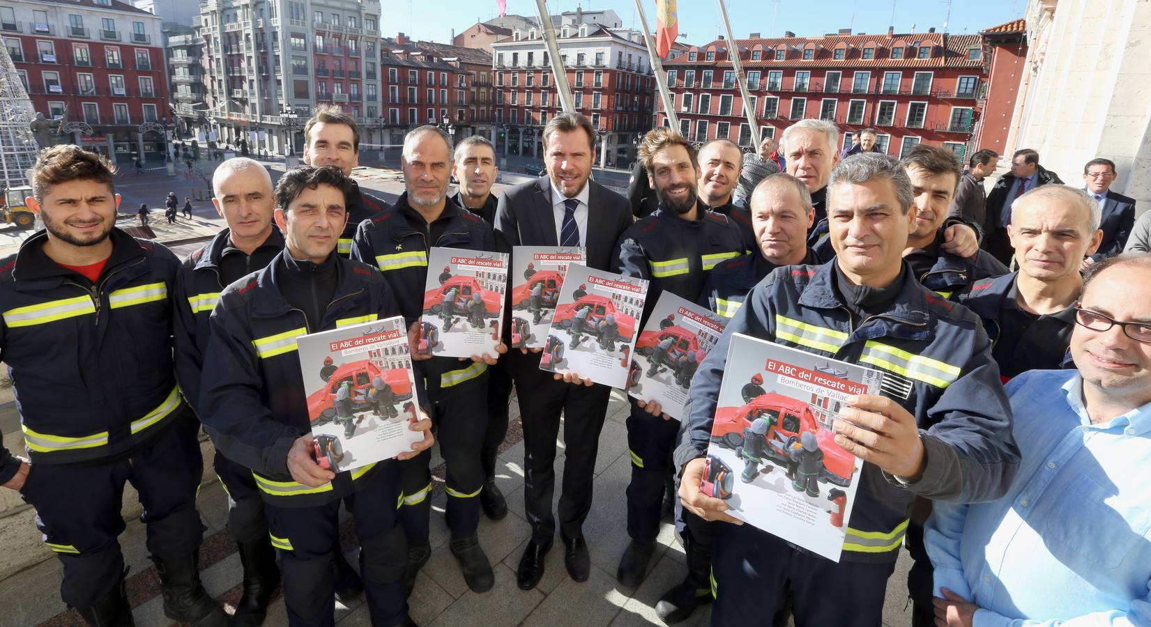 Bomberos de Valladolid presentan el libro &#039;El ABC del rescate vial&#039;