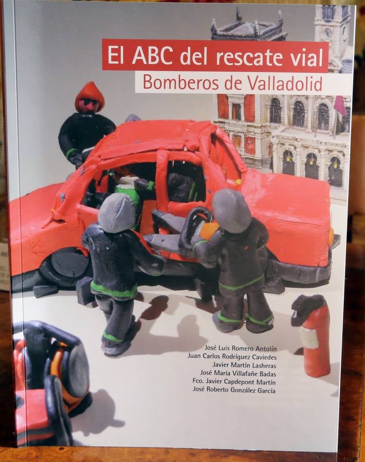 Bomberos de Valladolid presentan el libro &#039;El ABC del rescate vial&#039;