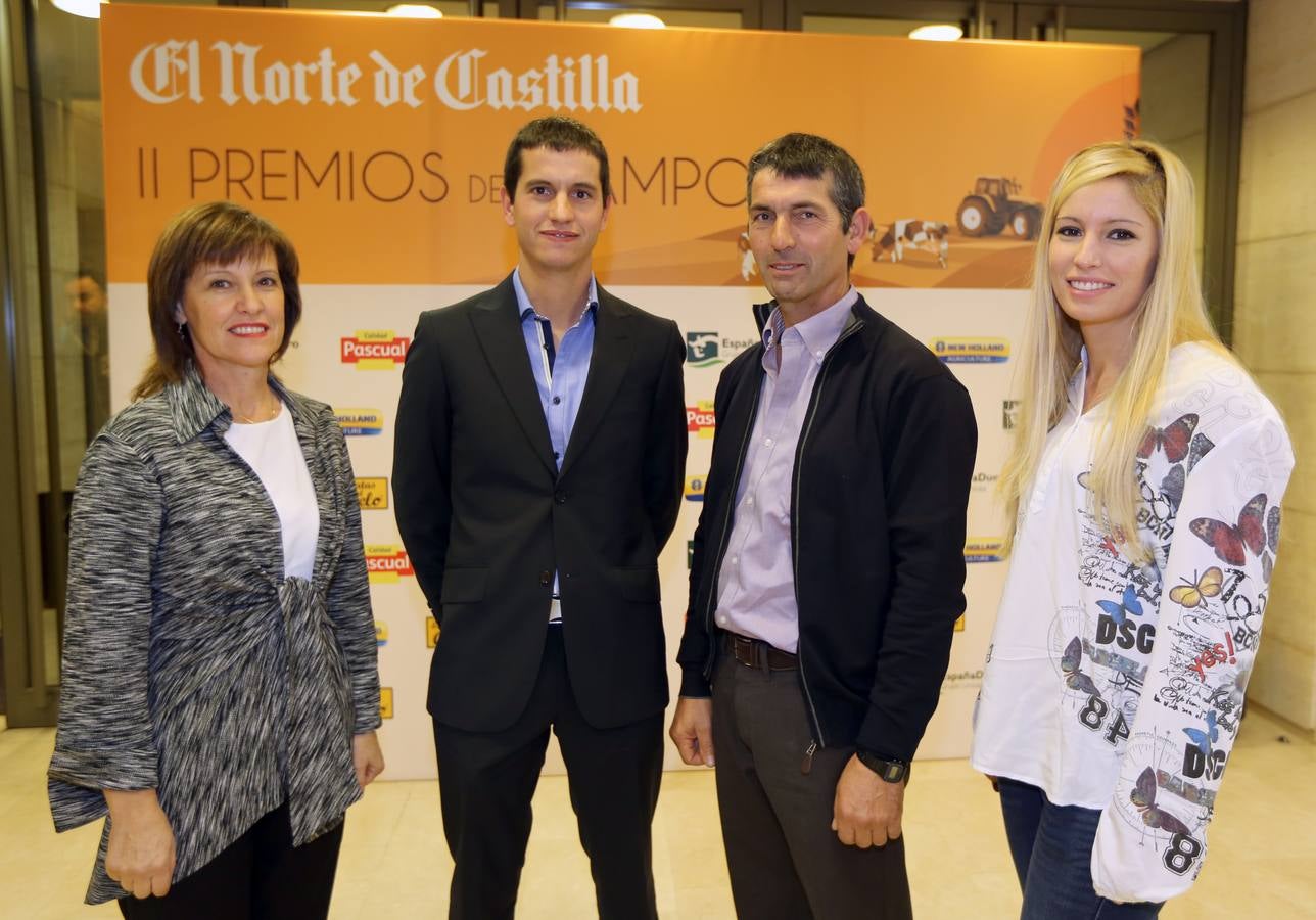 Luis González, junto a su madre, Paqui Marcos; su padre, Juan, y su hermana Laura.