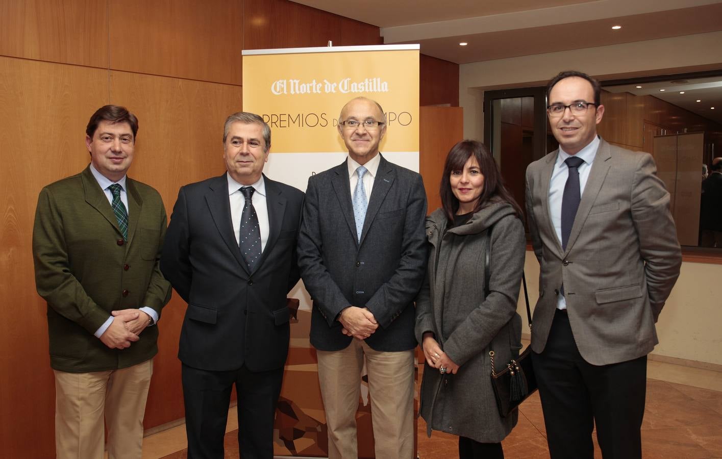 Los alcaldes Pedro Pérez y Antonio Ibáñez, con el procurador Ramiro Ruiz Medrano, Alicia Clavero, del Consejo Regulador de la DO Cigales, y el vicepresidente de la Diputación de Valladolid Víctor Alonso.