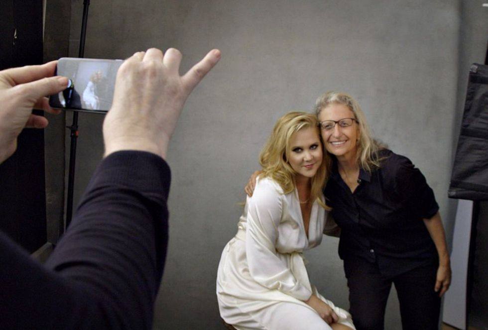 La actriz Amy Schumer aprovechó para tomarse una foto con la fotógrafa Annie Leibovitz.
